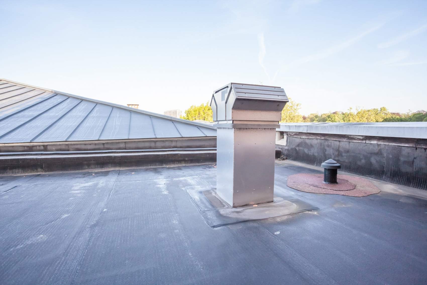 on a high building in the city there is cooling on a flat roof